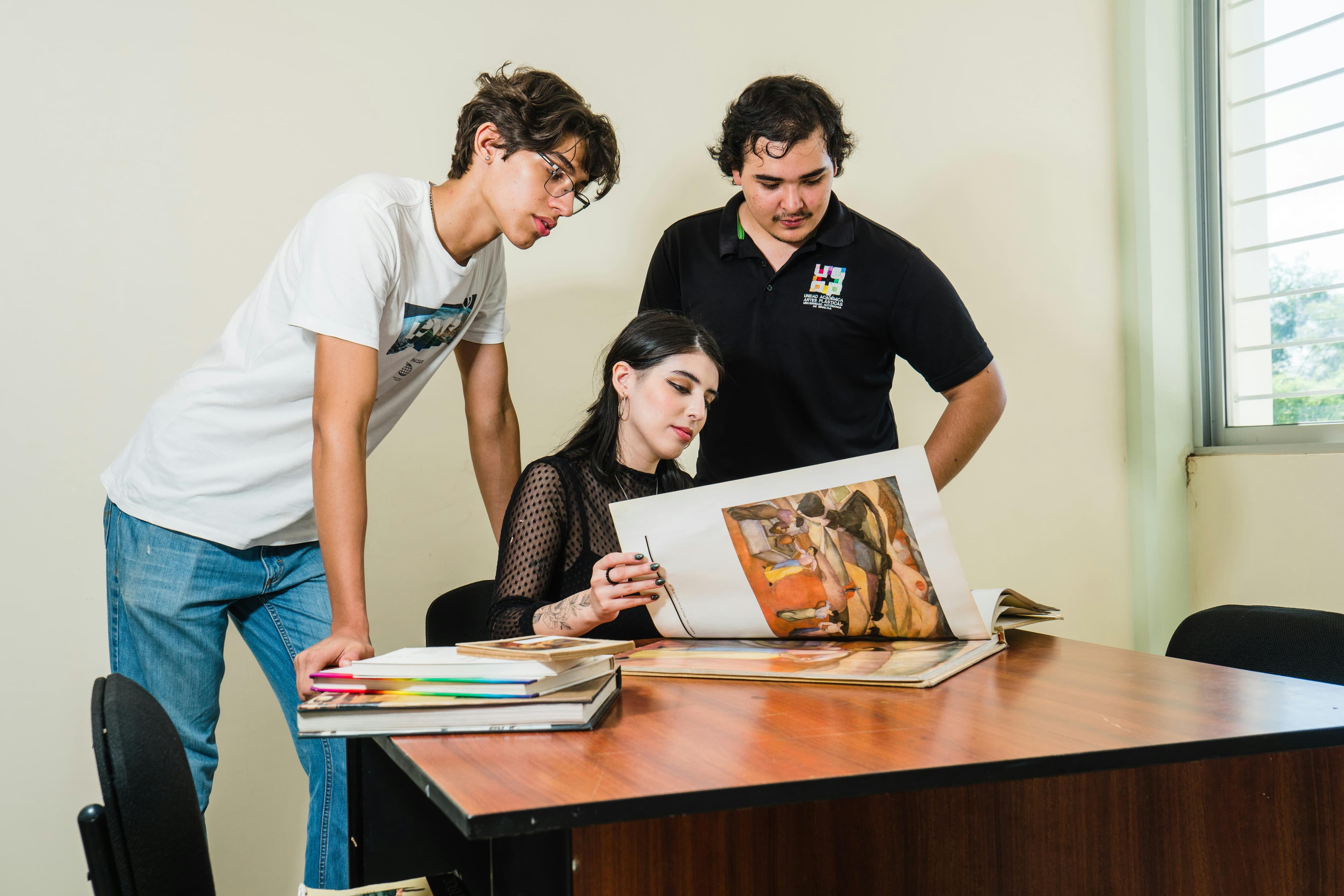 nauczyciel weryfikuje prace uczniów